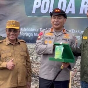 Hari Mangrove Sedunia, Kapolda Riau Terima Penghargaan Green Policing dari Yayasan Generasi Hijau