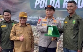 Hari Mangrove Sedunia, Kapolda Riau Terima Penghargaan Green Policing
