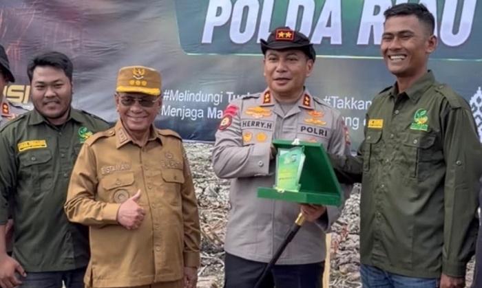 Hari Mangrove Sedunia, Kapolda Riau Terima Penghargaan Green Policing