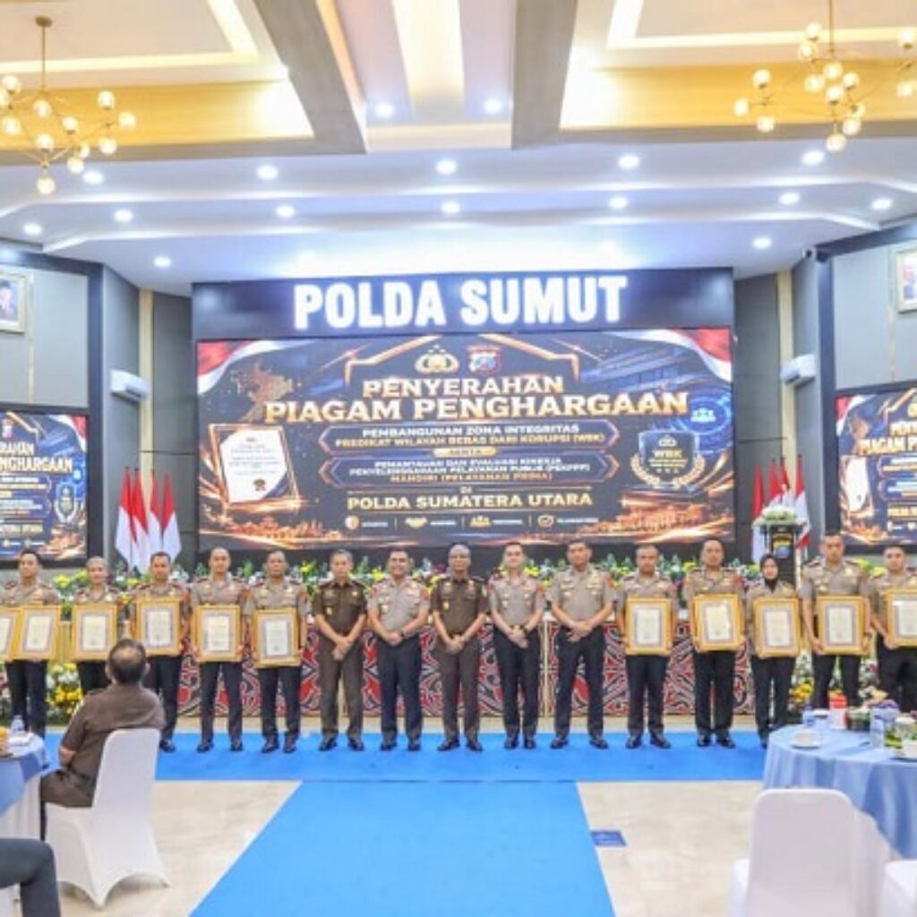 Kapolda Sumut Serahkan Penghargaan Zona Integritas dan Pelayanan Prima kepada Satker Berprestasi