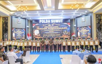Kapolda Sumut Serahkan Penghargaan Zona Integritas dan Pelayanan Prima kepada Satker Berprestasi
