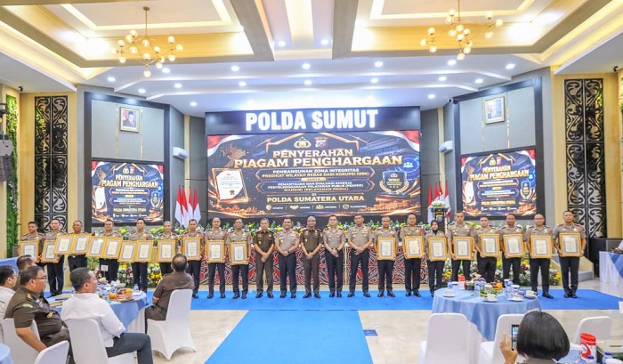 Kapolda Sumut Serahkan Penghargaan Zona Integritas dan Pelayanan Prima kepada Satker Berprestasi