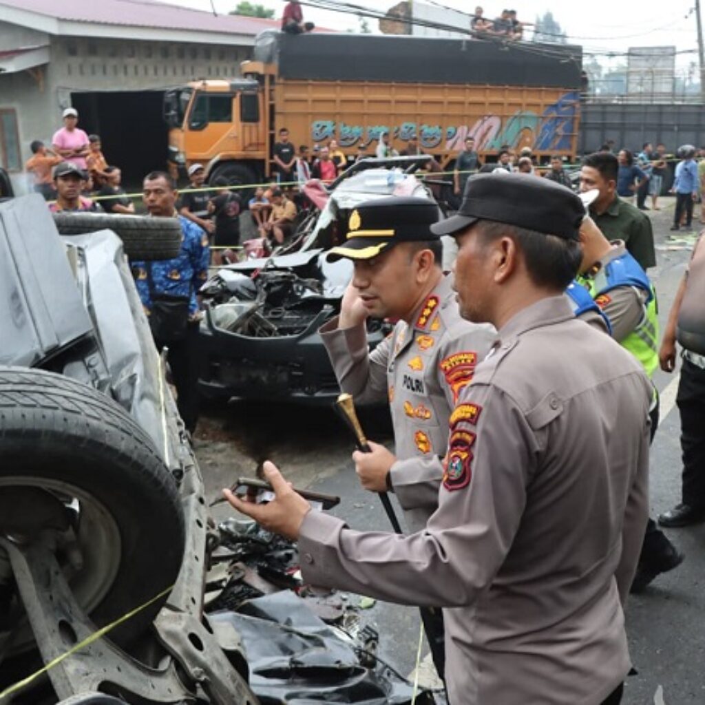 Kapolrestabes Medan Pimpin Langsung Evakuasi Korban Kecelakaan Beruntun di Sibolangit