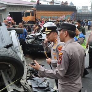 Kapolrestabes Medan Pimpin Langsung Evakuasi Korban Kecelakaan Beruntun di Sibolangit