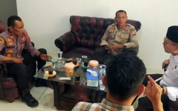 Kapolsek Cibadak Sambangi Kantor Desa Cimenteng Jaya, Perkuat Sinergi Jaga Kamtibmas di Lebak