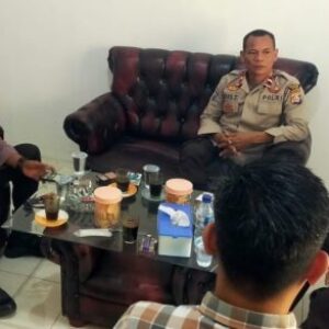 Kapolsek Cibadak Sambangi Kantor Desa Cimenteng Jaya, Perkuat Sinergi Jaga Kamtibmas di Lebak