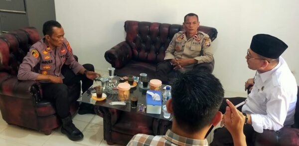 Kapolsek Cibadak Sambangi Kantor Desa Cimenteng Jaya, Perkuat Sinergi Jaga Kamtibmas di Lebak