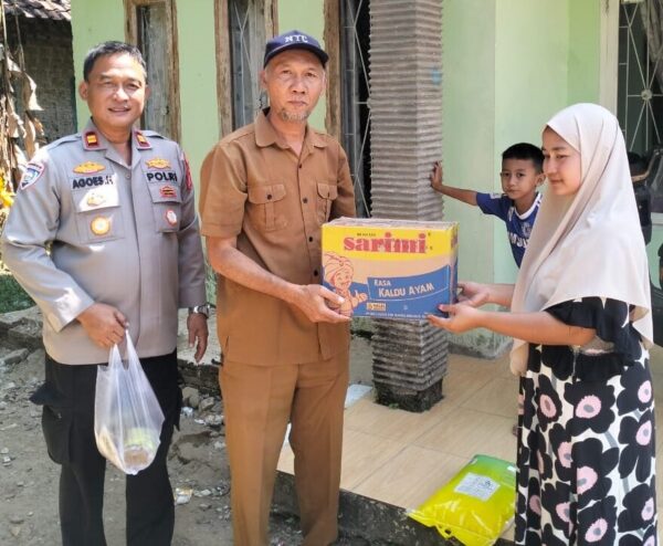 Kapolsek Cileles Takziah ke Rumah Duka Warga di Lebak, Serahkan Bantuan Sembako sebagai Bentuk Kepedulian