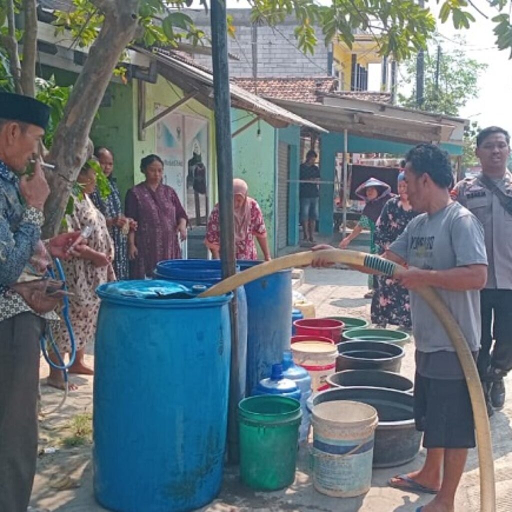 Kemarau Picu Krisis Air Bersih, Polres Serang Kota Bantu Ratusan Warga di Kasemen