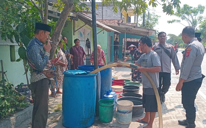 Kemarau Picu Krisis Air Bersih, Polres Serang Kota Bantu Ratusan Warga di Kasemen