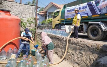 Kementerian PU Salurkan 5.000 Liter Air Bersih ke Cilegon