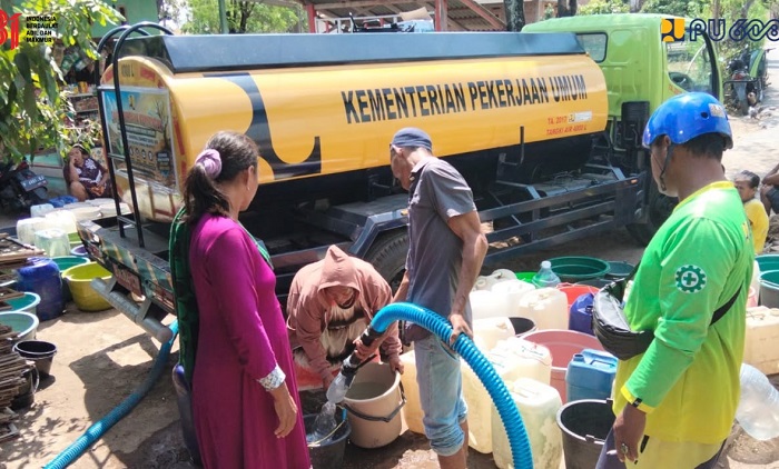 Kementerian PU Salurkan 5.000 Liter Air Bersih ke Situbondo