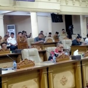 Ketua DPRD Sarolangun Pimpin Paripurna Pandangan Umum Fraksi atas Raperda Pertanggungjawaban APBD 2025
