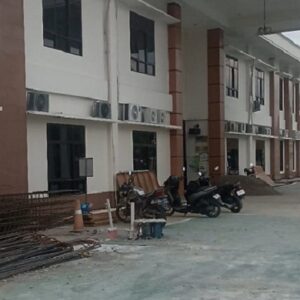 Material Proyek Diduga Berserakan di Jalan, Ketua LIN Kaltara Terjatuh di Depan PN Tanjung Redeb