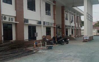 Material Proyek Diduga Berserakan di Jalan