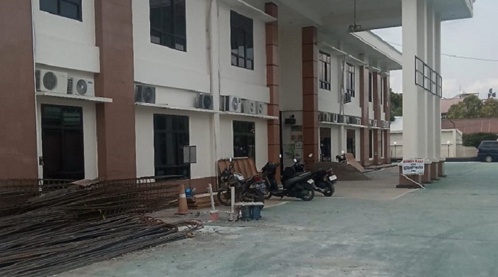 Material Proyek Diduga Berserakan di Jalan