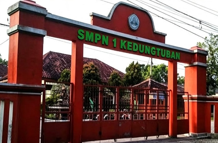 Orang Tua Siswa Keluhkan Biaya Seragam di SMPN 1 Kedungtuban