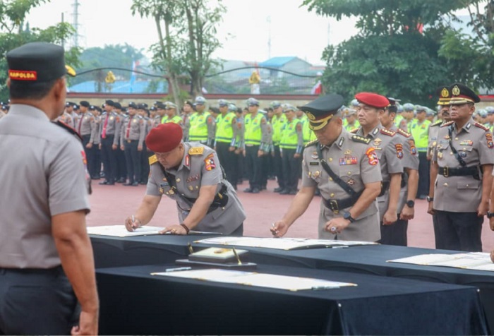 Pimpin Sertijab 24 PJU dan Kapolres