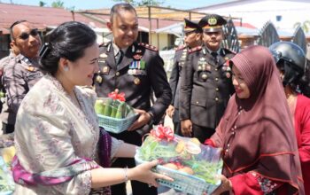 Polres Ketapang Rayakan Hari Bhayangkara ke-80 dengan Berbagi Hasil Panen Kebun P2L kepada Warga