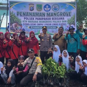 Polsek Panipahan Bersama Pelajar dan KTH Tanam 150 Bibit Mangrove, Perkuat Perlindungan Pesisir dari Abrasi