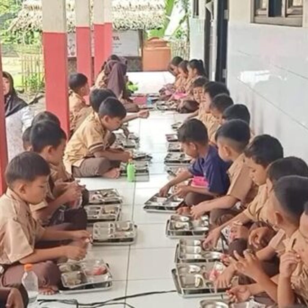 Program Makan Bergizi Gratis di SDN 1 Karoya Tingkatkan Semangat Belajar dan Disiplin Siswa