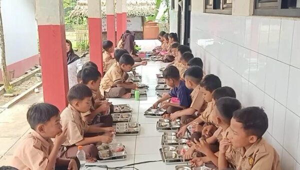 Program Makan Bergizi Gratis di SDN 1 Karoya Tingkatkan Semangat Belajar dan Disiplin Siswa