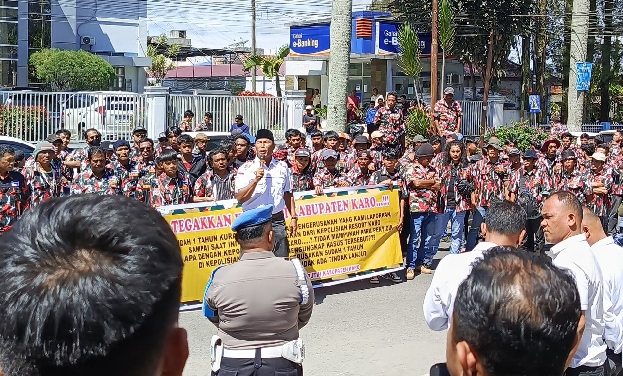 Ratusan Anggota LMP Datangi Polres Tanah Karo