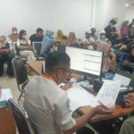 Pasien menunggu antrean pelayanan rawat jalan di RSUD Kabupaten Tangerang.