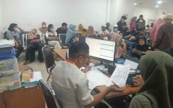 Pasien menunggu antrean pelayanan rawat jalan di RSUD Kabupaten Tangerang.