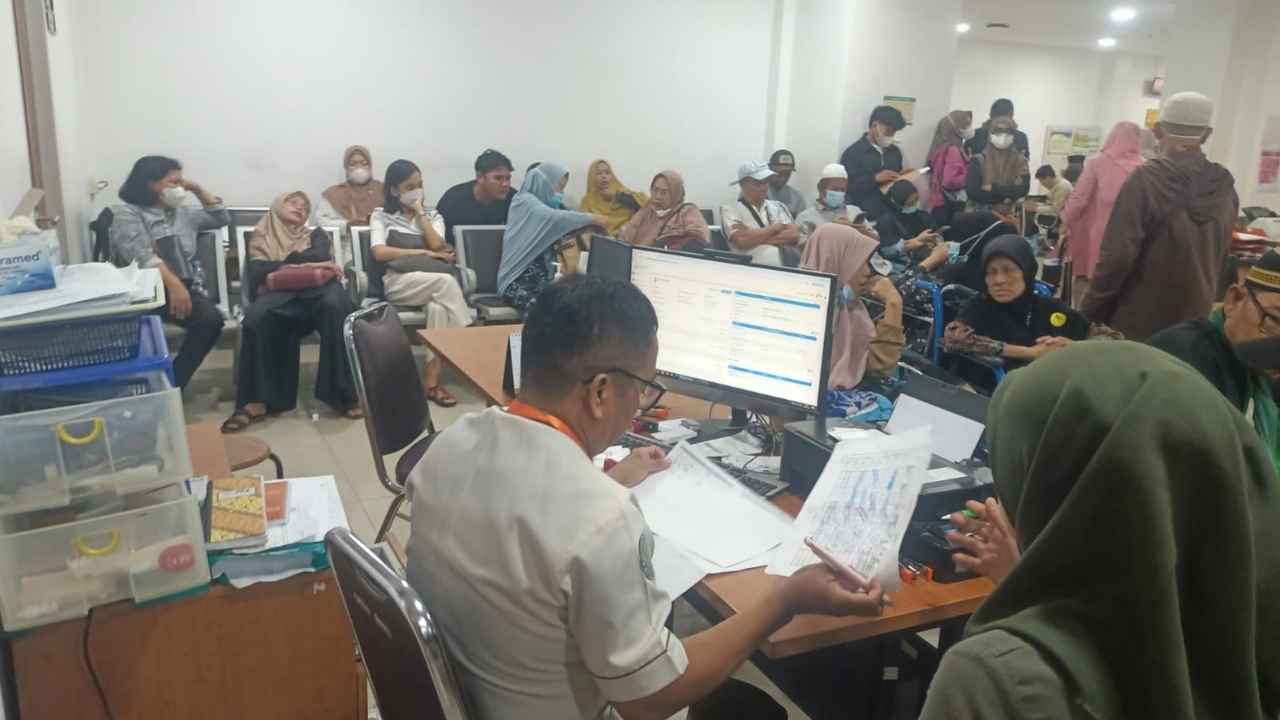 Pasien menunggu antrean pelayanan rawat jalan di RSUD Kabupaten Tangerang.