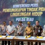 Bupati Rokan Hilir Bistamam bersama Kapolda Riau Irjen Pol Herry Heryawan saat meninjau lokasi dugaan perusakan hutan mangrove di Kabupaten Rokan Hilir.