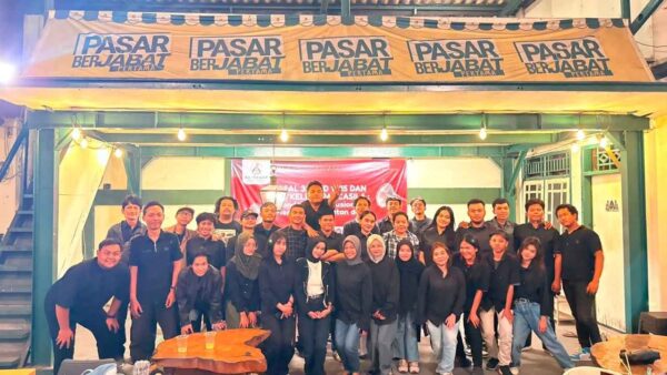Suasana diskusi publik Basecamp Demokrasi mengenai Pasal 33 UUD 1945, ekonomi kerakyatan, koperasi, dan pemberantasan korupsi di Kota Tangerang.