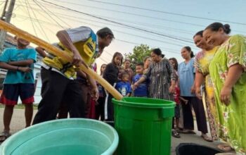 Petugas Kementerian PU menyalurkan bantuan air bersih kepada warga terdampak kekeringan di Kabupaten Lebak, Banten.
