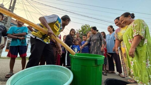 Petugas Kementerian PU menyalurkan bantuan air bersih kepada warga terdampak kekeringan di Kabupaten Lebak, Banten.
