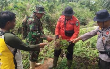 Personel Polsek Bangko Pusako bersama Manggala Agni, TNI, dan aparat desa melaksanakan patroli gabungan pencegahan kebakaran hutan dan lahan di Teluk Bano I, Rokan Hilir.