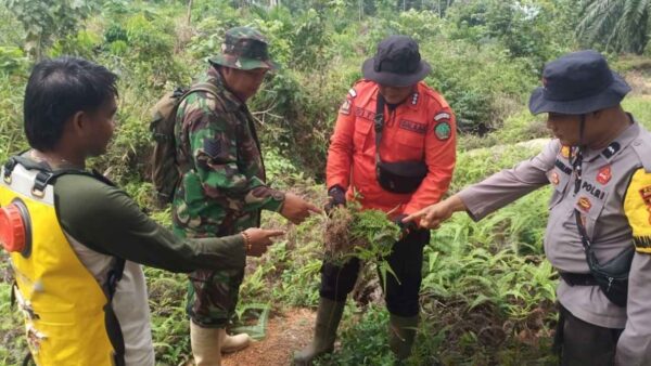Personel Polsek Bangko Pusako bersama Manggala Agni, TNI, dan aparat desa melaksanakan patroli gabungan pencegahan kebakaran hutan dan lahan di Teluk Bano I, Rokan Hilir.