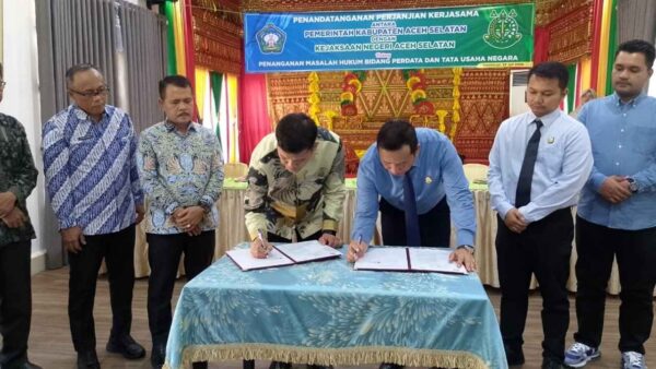 Bupati Aceh Selatan dan Kepala Kejaksaan Negeri Aceh Selatan menandatangani Perjanjian Kerja Sama penanganan hukum bidang Perdata dan Tata Usaha Negara.