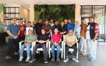 Manager PLN UP3 Cengkareng Andre Pratama berdialog bersama jurnalis dalam kegiatan Ngopi Bareng Jurnalis di Jakarta Barat.