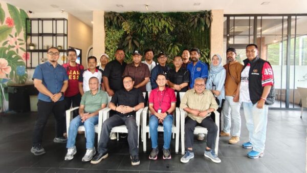Manager PLN UP3 Cengkareng Andre Pratama berdialog bersama jurnalis dalam kegiatan Ngopi Bareng Jurnalis di Jakarta Barat.