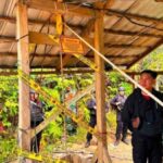 Petugas Ditreskrimsus Polda Gorontalo memasang garis polisi di lokasi Penambangan Emas Tanpa Izin (PETI) di Desa Hulawa, Kecamatan Sumalata Timur, Gorontalo Utara.