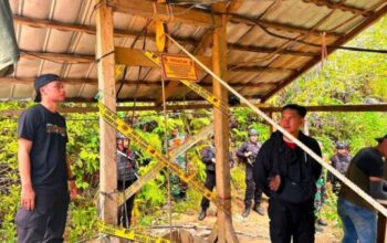 Petugas Ditreskrimsus Polda Gorontalo memasang garis polisi di lokasi Penambangan Emas Tanpa Izin (PETI) di Desa Hulawa, Kecamatan Sumalata Timur, Gorontalo Utara.