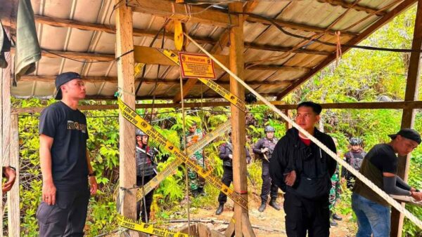 Petugas Ditreskrimsus Polda Gorontalo memasang garis polisi di lokasi Penambangan Emas Tanpa Izin (PETI) di Desa Hulawa, Kecamatan Sumalata Timur, Gorontalo Utara.