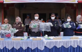 Petugas Polres Asahan memusnahkan barang bukti sabu dan cartridge vape yang diduga mengandung Etomidate menggunakan mobil insinerator BNN Sumut.