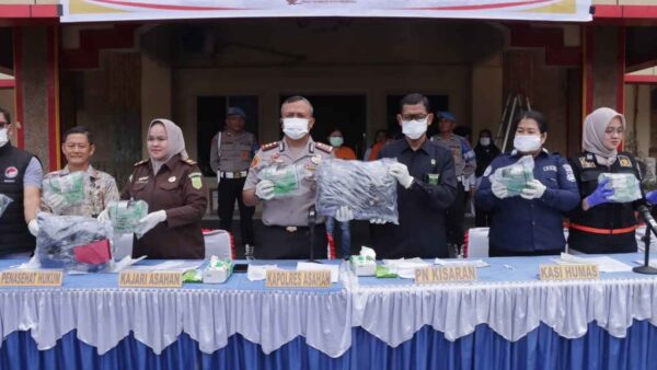 Petugas Polres Asahan memusnahkan barang bukti sabu dan cartridge vape yang diduga mengandung Etomidate menggunakan mobil insinerator BNN Sumut.