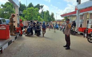 Personel Polres Ketapang melakukan pengawasan distribusi BBM bersubsidi di salah satu SPBU di Kabupaten Ketapang, Kalimantan Barat.