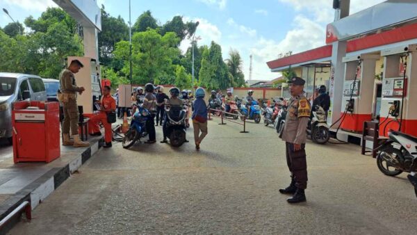 Personel Polres Ketapang melakukan pengawasan distribusi BBM bersubsidi di salah satu SPBU di Kabupaten Ketapang, Kalimantan Barat.
