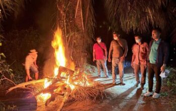 Personel Polres Langkat bersama Polsek Tanjung Pura membongkar gubuk yang diduga digunakan sebagai lokasi penyalahgunaan narkoba di Desa Bubun, Kabupaten Langkat.