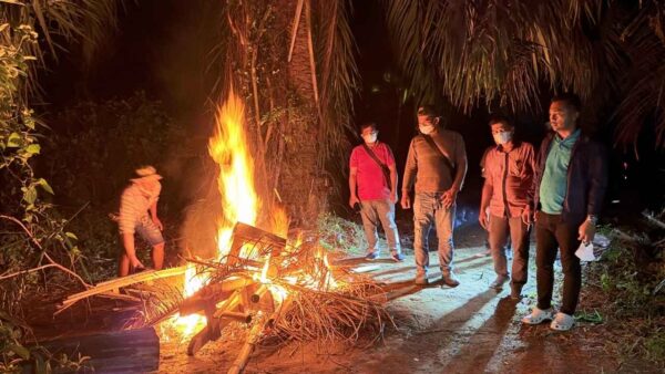 Personel Polres Langkat bersama Polsek Tanjung Pura membongkar gubuk yang diduga digunakan sebagai lokasi penyalahgunaan narkoba di Desa Bubun, Kabupaten Langkat.