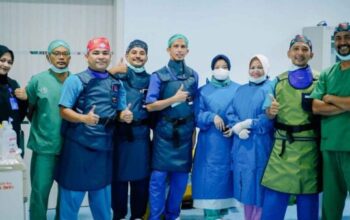 Tim medis RSUD dr. H. Yuliddin Away (RSUDYA) Tapaktuan mengoperasikan layanan Cathlab untuk tindakan Digital Subtraction Angiography (DSA) pada pasien stroke di Aceh Selatan.