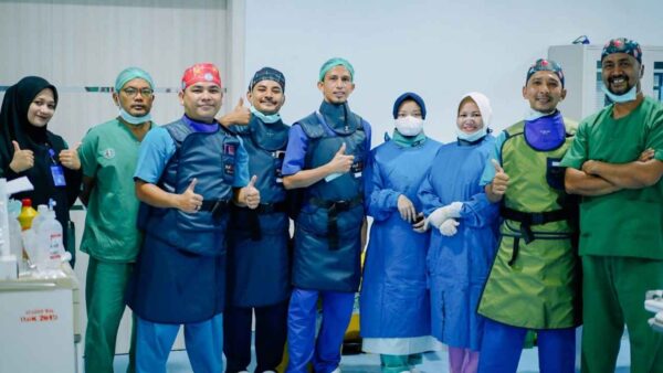 Tim medis RSUD dr. H. Yuliddin Away (RSUDYA) Tapaktuan mengoperasikan layanan Cathlab untuk tindakan Digital Subtraction Angiography (DSA) pada pasien stroke di Aceh Selatan.